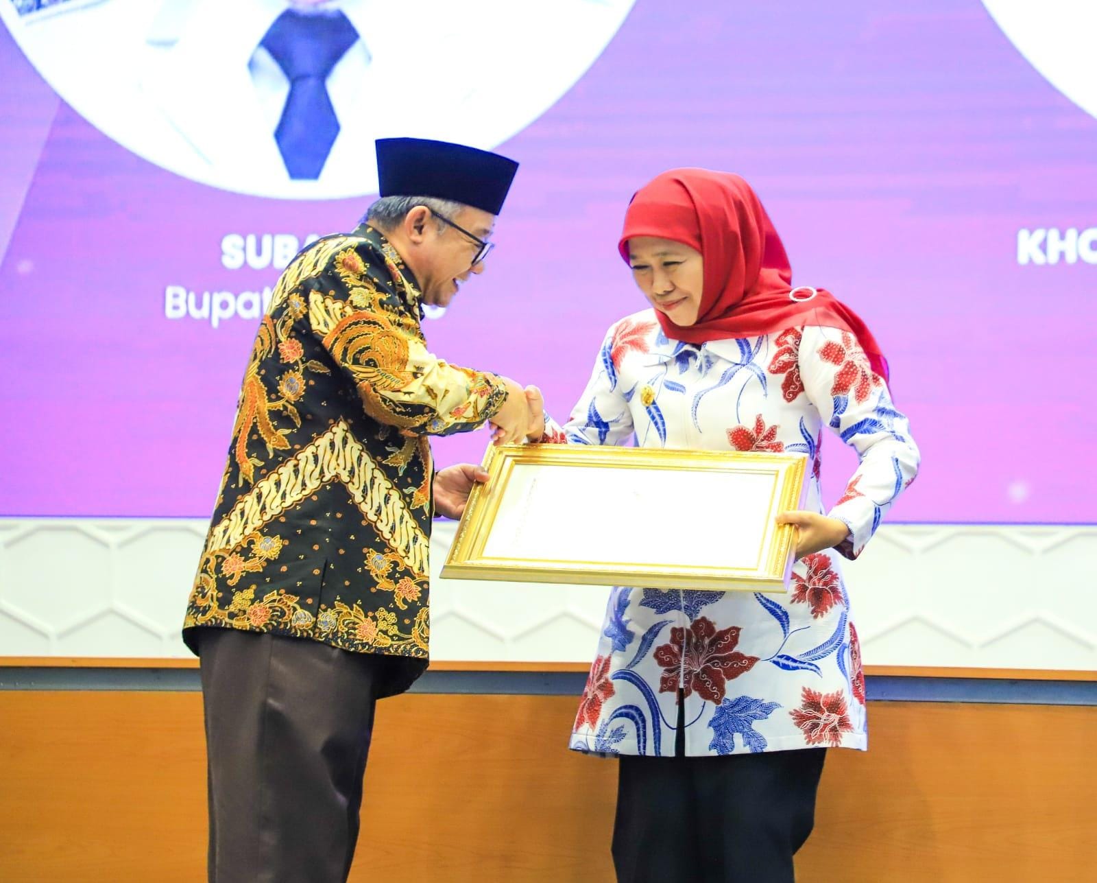 Gubernur Khofifah Terima Penghargaan Menteri Dikdasmen Atas Kinerja Tinggi UKBI 2021-2024: Komitmen Jaga Kedaulatan Bahasa Indonesia Sebagai Instrumen Karakter Bangsa