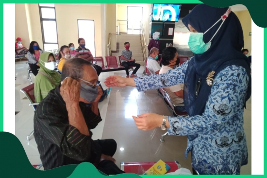 Dalam Rangka HUT KORPRI Ke-49 di RSU Haji Surabaya dengan Pembagian Masker dan Hand Sanitizer serta Edukasi Kepada Pasien dan Pengunjung RS