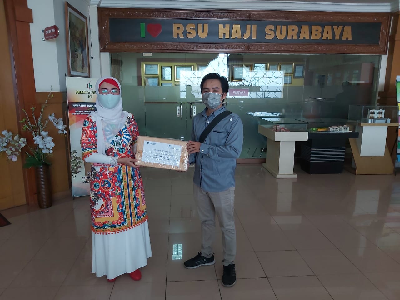 Penerimaan Bantuan dan Donasi dari Institusi dan Perorangan (PIKK PLN-dr.Firdausi,SpKK , PT.Savoria, BPPT Runners dan PT.Otsuka) Bagi Petugas Kesehatan Penanganan COVID-19 di RSU Haji Surabaya