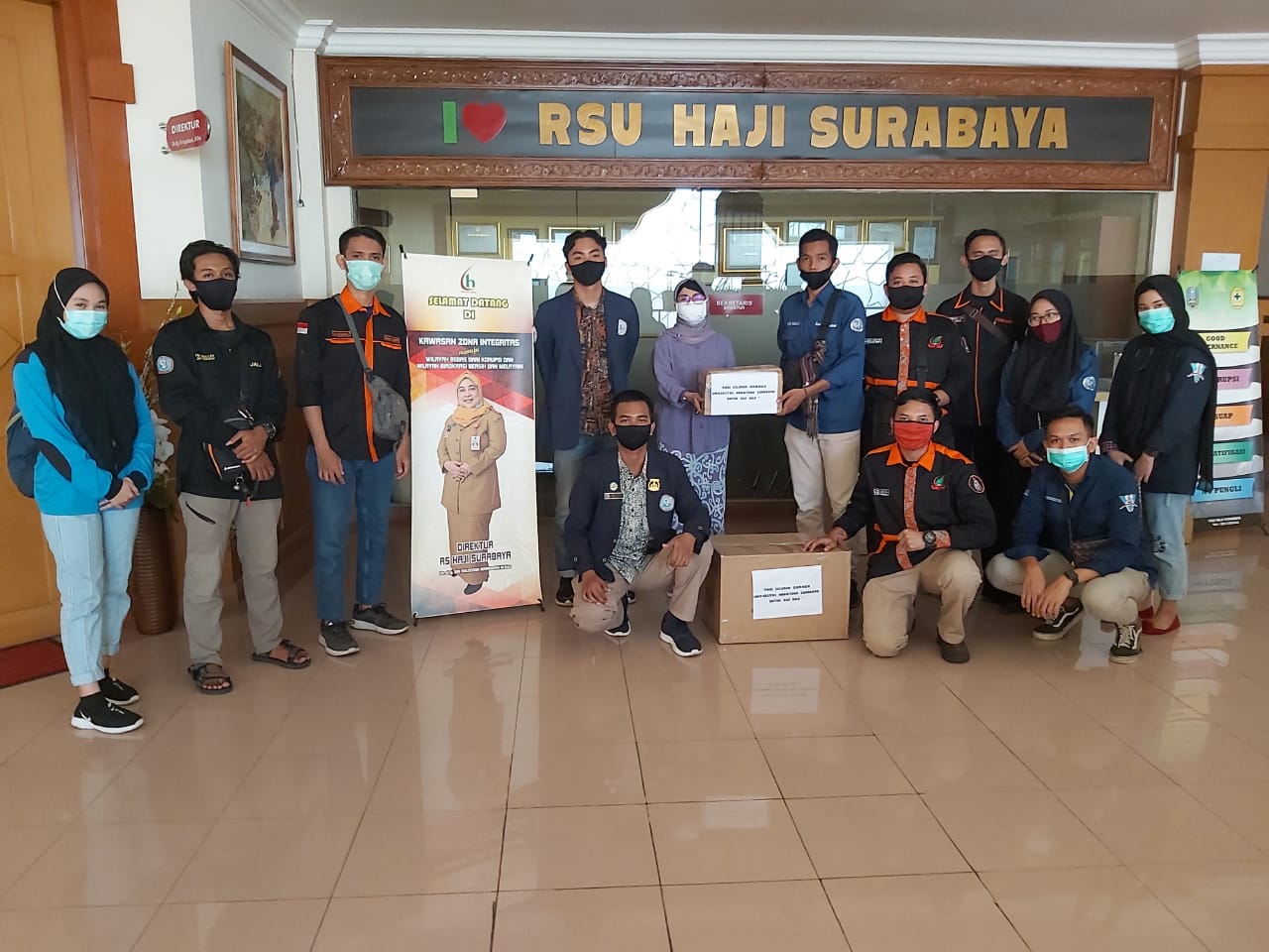 Penerimaan Bantuan dan Donasi dari Institusi dan Perorangan (Himpunan Mahasiswa Universitas Hang Tuah Surabaya) Bagi Petugas Kesehatan Untuk Penanganan COVID-19 di Rumah Sakit Umum Haji Surabaya