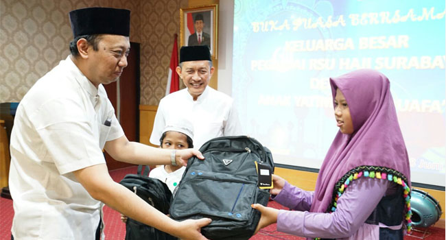Buka Puasa Bersama Keluarga Besar RSU Haji Surabaya Dengan Anak Yatim dan Dhuafa