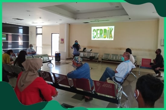 Kegiatan Edukasi Kesehatan Serta Pembagian Masker dan Hand Sanitizer Kepada Pasien dan Pengunjung RS Dalam Rangka HUT KORPRI Ke-49 di RSU Haji Surabaya