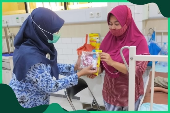 Kegiatan Edukasi Kesehatan Serta Pembagian Masker dan Hand Sanitizer Kepada Pasien dan Pengunjung RS Dalam Rangka HUT KORPRI Ke-49 di RSU Haji Surabaya