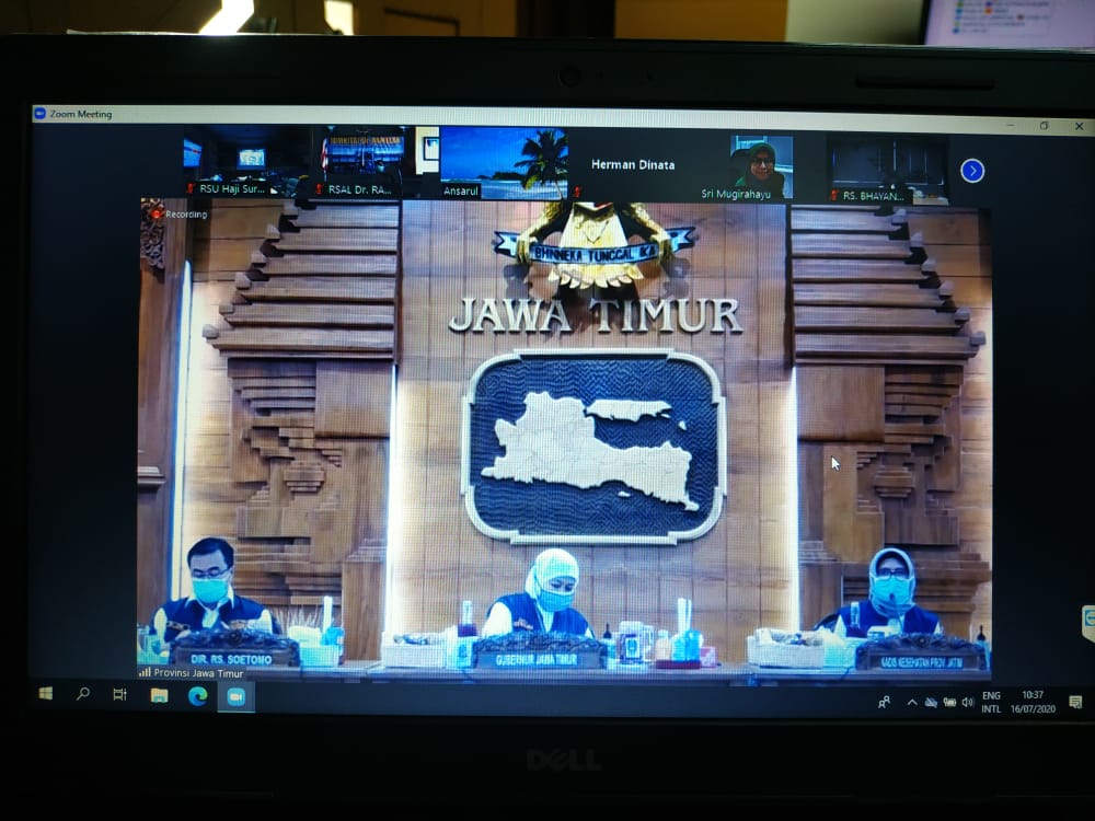 Rapat Koordinasi Ibu Gubernur Jatim dengan Direktur Utama BPJS Terkait dengan Klaim Pasien Covid-19 Melalui Video Conference (Virtual) Diikuti Oleh Direktur RSU Haji Surabaya