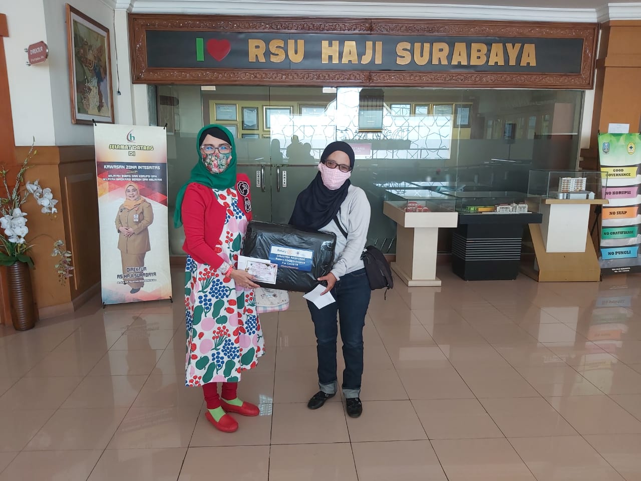 Penerimaan Bantuan dan Donasi dari Institusi dan Perorangan ( Rotary, Jamaah Ustad Syafiq Basalamah dan Lorong Faradiza) Bagi Petugas Kesehatan Untuk Penanganan COVID-19 di Rumah Sakit Umum Haji Surabaya