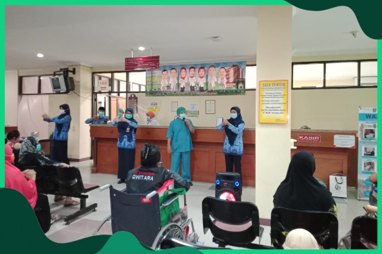 Dalam Rangka HUT KORPRI Ke-49 di RSU Haji Surabaya dengan Pembagian Masker dan Hand Sanitizer serta Edukasi Kepada Pasien dan Pengunjung RS